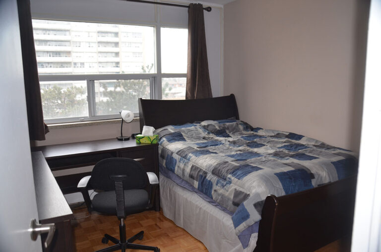 Cozy bedroom in three bedroom apartment near Keele & Wilson - Humber River Apartments